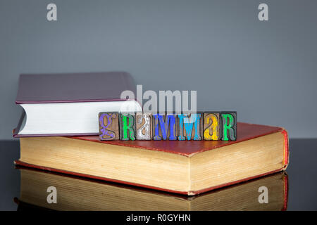 La grammatica parola dal legno colorato lettere su sfondo grigio Foto Stock