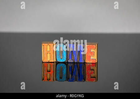 Home parola da colorate lettere in legno Foto Stock