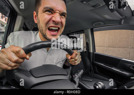 Persona emotiva. Il conducente della vettura che urla a qualcuno nel traffico. Concetto hysterics e rotto la macchina Foto Stock