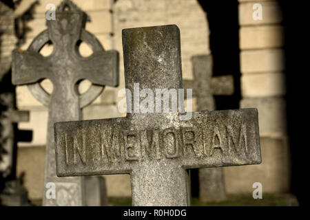 "In Memoriam' pietra tombale nel cimitero di Brompton (Kensington e Chelsea) Londra, Inghilterra, Regno Unito. Foto Stock