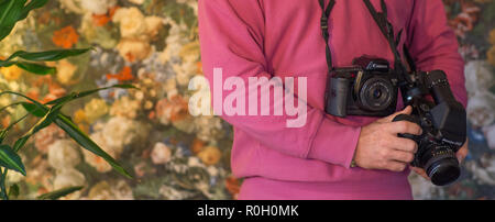 Autoritratto di fotografo tenendo le telecamere analogiche Foto Stock