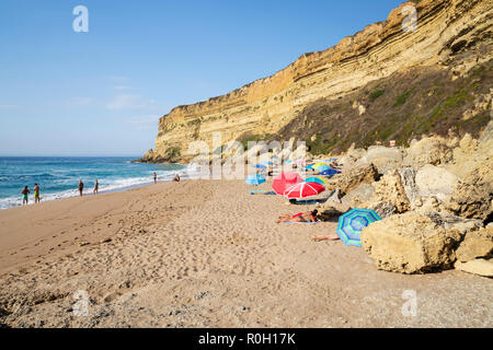 Praia da Foz spiaggia vicino Cabo Espichel, Aldeia do Meco, Costa da Caparica, Comune di Sesimbra, distretto di Setubal, regione di Lisbona, Portogallo Foto Stock