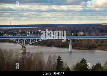 Dubna, Russia - 4 Novembre, 2018: vista dello skyline di nuovo ponte sul fiume Volga in costruzione. Foto Stock