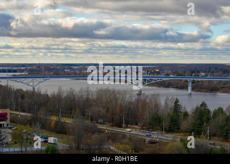 Dubna, Russia - 4 Novembre, 2018: vista dello skyline di nuovo ponte sul fiume Volga in costruzione. Foto Stock