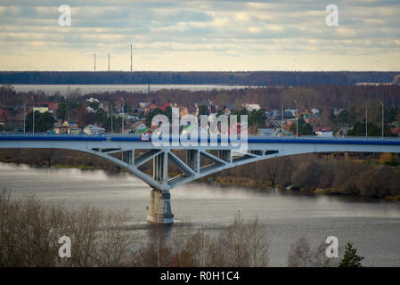 Dubna, Russia - 4 Novembre, 2018: vista dello skyline di nuovo ponte sul fiume Volga in costruzione. Foto Stock