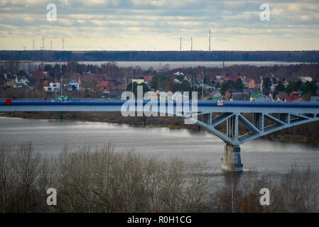Dubna, Russia - 4 Novembre, 2018: vista dello skyline di nuovo ponte sul fiume Volga in costruzione. Foto Stock