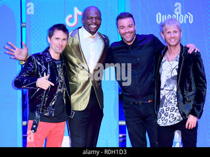 Terry con gli equipaggi Dominic Howard, Matt Bellamy e Chris Wolstenholme di Muse che frequentano gli MTV Europe Music Awards 2018 tenutasi a Bilbao Exhibition Centre, Spagna Foto Stock