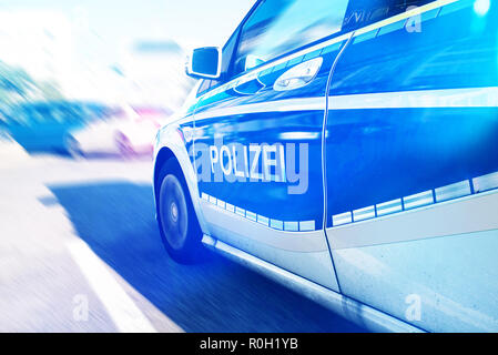 Macchina della polizia tedesca con luce blu lampeggiante su strada Foto Stock