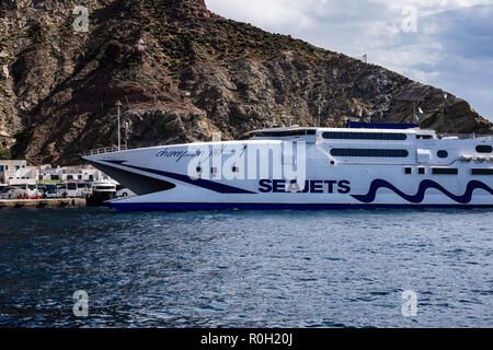 Campione Seajets Jet 1 Catamarano ormeggiata nel porto di Athinios (Αθηνιός) il principale porto di Santorini, situato a circa 10 km a sud della pro capite Foto Stock