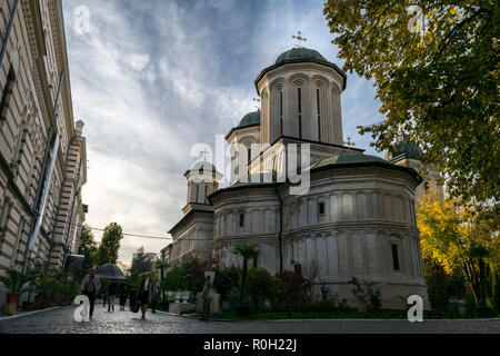 Bucarest, Romania - 04 Novembre 2018: le persone che visitano Radu Voda monastero dedicato a San Nectarios di Egina e la Santa Trinità situato in BU Foto Stock