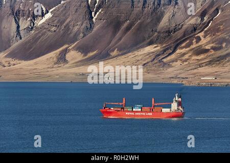 Nave portacontainer in arrivo Foto Stock