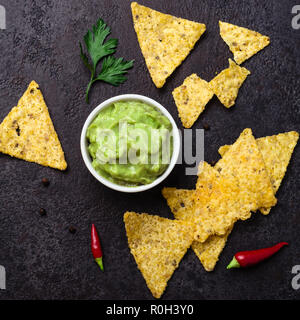 Guacamole e corn chips - tradizionale cibo messicano. Foto Stock