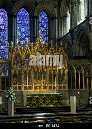 Il magnifico riccamente intagliato e dipinto in oro alto altare della Cattedrale di Ely in Cambridgeshire. Foto Stock