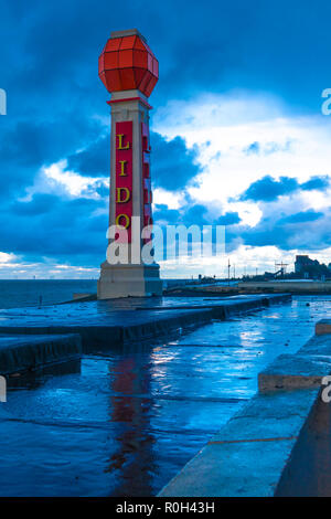 L'Art Deco Lido signpost sul lungomare in Margate. In una buia sera piovosa nelle pozzanghere sul tetto del lido riflettono il segno. Anche in B&W. Foto Stock