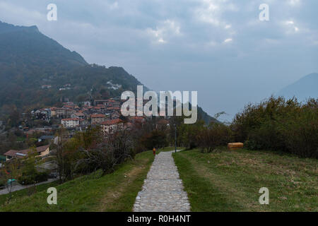 Opinioni su parchi e villaggi di autunno - Viste su parchi e villaggi autunnali - Blick auf Parks und Herbstdörfer Foto Stock