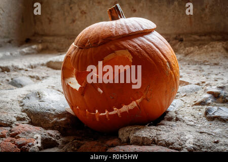 La zucca scolpita su di un muro di pietra. Foto Stock