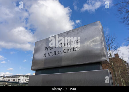 Acciaio inossidabile firmare all'entrata Priory Gardens e Visitor Center, Coventry, Regno Unito; i giardini sono sul sito della vecchia cattedrale. Foto Stock