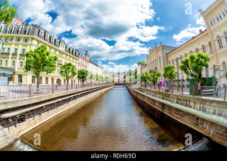 Case lungo Vridelni riverside street. Città termale di Karlovy Vary. Repubblica ceca. Foto Stock