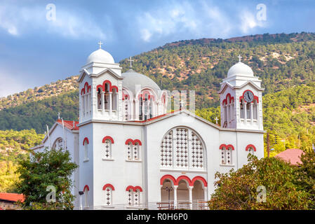 Chiesa di Santa Croce nel villaggio di Pedoulas. Il distretto di Nicosia, Cipro. Foto Stock