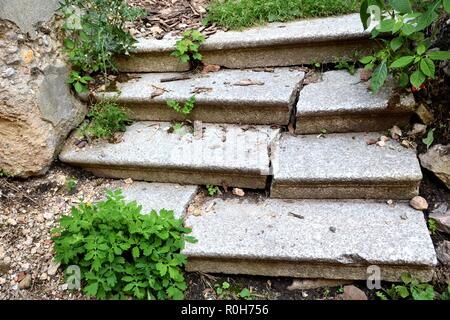 Vecchie scale in difficoltà nella vecchia città di Karlovy Vary nella Repubblica Ceca Foto Stock