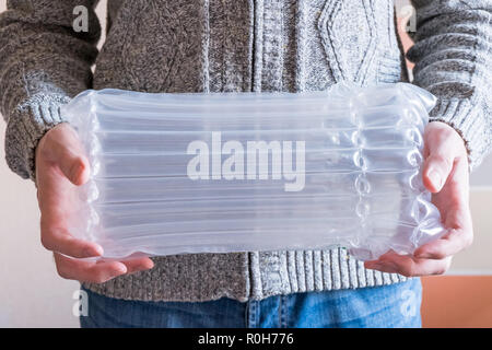 Aria traslucido imballaggio tenere mani, imballaggi in plastica Foto Stock
