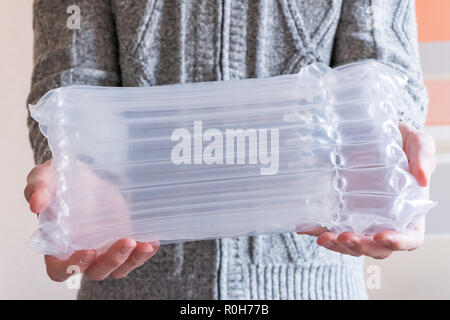 Aria traslucido imballaggio tenere mani, imballaggi in plastica Foto Stock