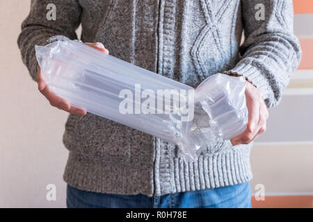 Aria traslucido imballaggio tenere mani, imballaggi in plastica Foto Stock