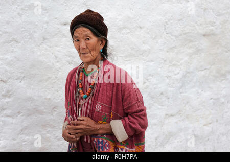 Donna della tribù Monpa frequentando un festival che indossa gli abiti tradizionali e collane presso il monastero buddista, Tawang, Arunachal Pradesh, India. Foto Stock