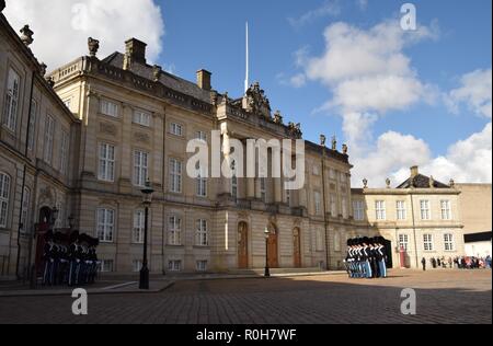 Cambio della guardia di fronte a re Christian VII's Palace, Copenhagen, Danimarca Foto Stock