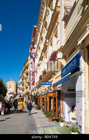 Shopping con costosi negozi nel centro storico della città di Karlovy Vary nella Repubblica Ceca Foto Stock