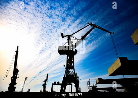 Porta di gru ombre su uno sfondo di cielo blu Foto Stock