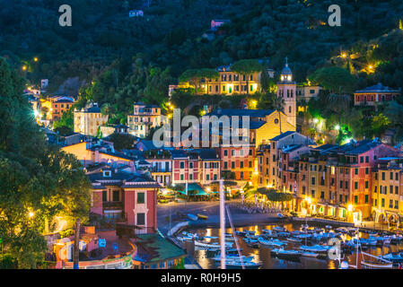 Il pittoresco villaggio di pescatori e di villeggiatura Portofino, nella Città Metropolitana di Genova sulla Riviera Italiana in Liguria, Italia Foto Stock