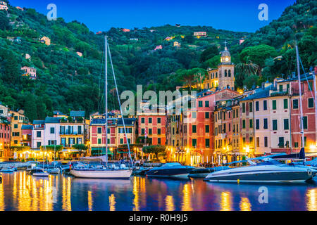 Il pittoresco villaggio di pescatori e di villeggiatura Portofino, nella Città Metropolitana di Genova sulla Riviera Italiana in Liguria, Italia Foto Stock