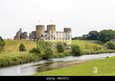 Fiume Clwyd e Rhuddlan Castle, Rhuddlan, Denbighshire, Wales, Regno Unito Foto Stock