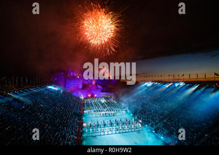 Fuochi d'artificio esplodere in finale al di sopra del castello a Edinburgh International Tattoo militare parte di Edinburgh International Festival 2018 Foto Stock