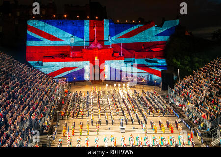 Unione grande bandiera proiettata sul Castello di Edimburgo durante la Edinburgh International Tattoo militare parte di Edinburgh International Festival 2018 Foto Stock