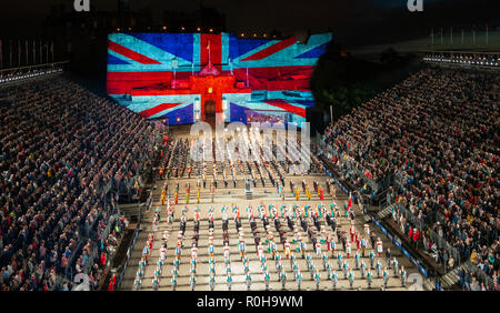 Unione grande bandiera proiettata sul Castello di Edimburgo durante la Edinburgh International Tattoo militare parte di Edinburgh International Festival 2018 Foto Stock