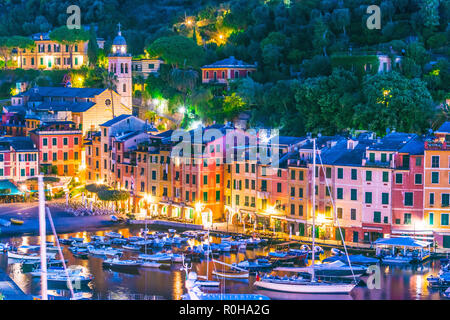 Il pittoresco villaggio di pescatori e di villeggiatura Portofino, nella Città Metropolitana di Genova sulla Riviera Italiana in Liguria, Italia Foto Stock