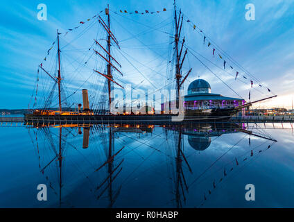 La riflessione di RRS Discovery nave al Discovery Point museo la sera a Dundee, Tayside, Scotland, Regno Unito Foto Stock