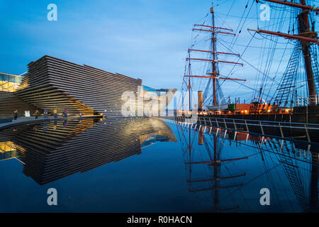 Vista esterna del nuovo V&un museo e RRS Discovery nave al Discovery Point in serata in Scozia, Regno Unito. Architetto Kengo Kuma. Foto Stock