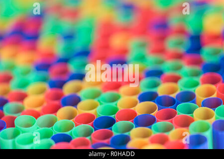 Grande gruppo di plastica cannucce potabile in una varietà di colori Foto Stock