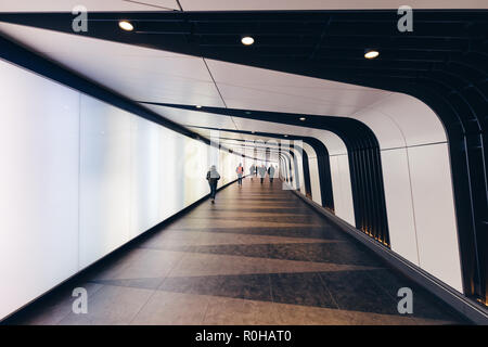 Londra - 31 ottobre 2018: la gente camminare nel moderno e futuristico sci-fi moody tunnel sfondo nella city di Londra Foto Stock