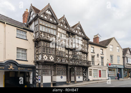 Il centro storico di grado 1 elencati Feathers Hotel a Ludlow, Shropshire che si è chiuso nel mese di agosto 2018 è stata costruita nel 1619 originariamente come una casa. Foto Stock