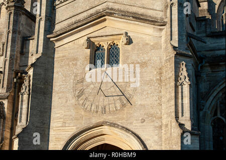 Grande meridiana incisa sulla porta nel sud del portico della chiesa di Santa Maria Vergine, Steeple Ashton, Wiltshire, Regno Unito. Foto Stock