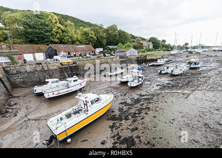 Barche nel porto, la bassa marea, Porlock Weir, Devon, Regno Unito Foto Stock