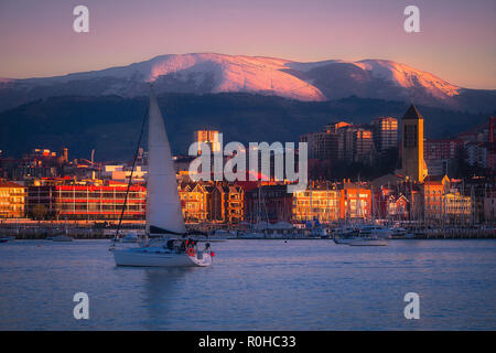 Getxo village con una barca a vela in inverno Foto Stock