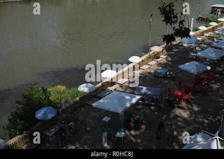 Outdoor Cafe posti a sedere sulle rive del fiume Tevere a Roma, Italia Foto Stock