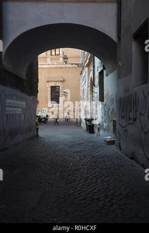 Archway in Italia a Roma con due persone di passaggio Foto Stock