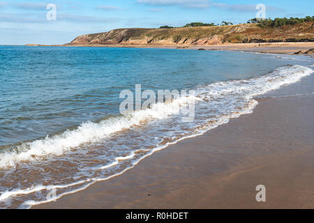 Scaldare il pomeriggio sulla spiaggia vuota con le dune in Bretagna, Francia. Foto Stock
