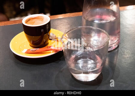 Caffè espresso Caffè e un bicchiere d'acqua. Foto Stock